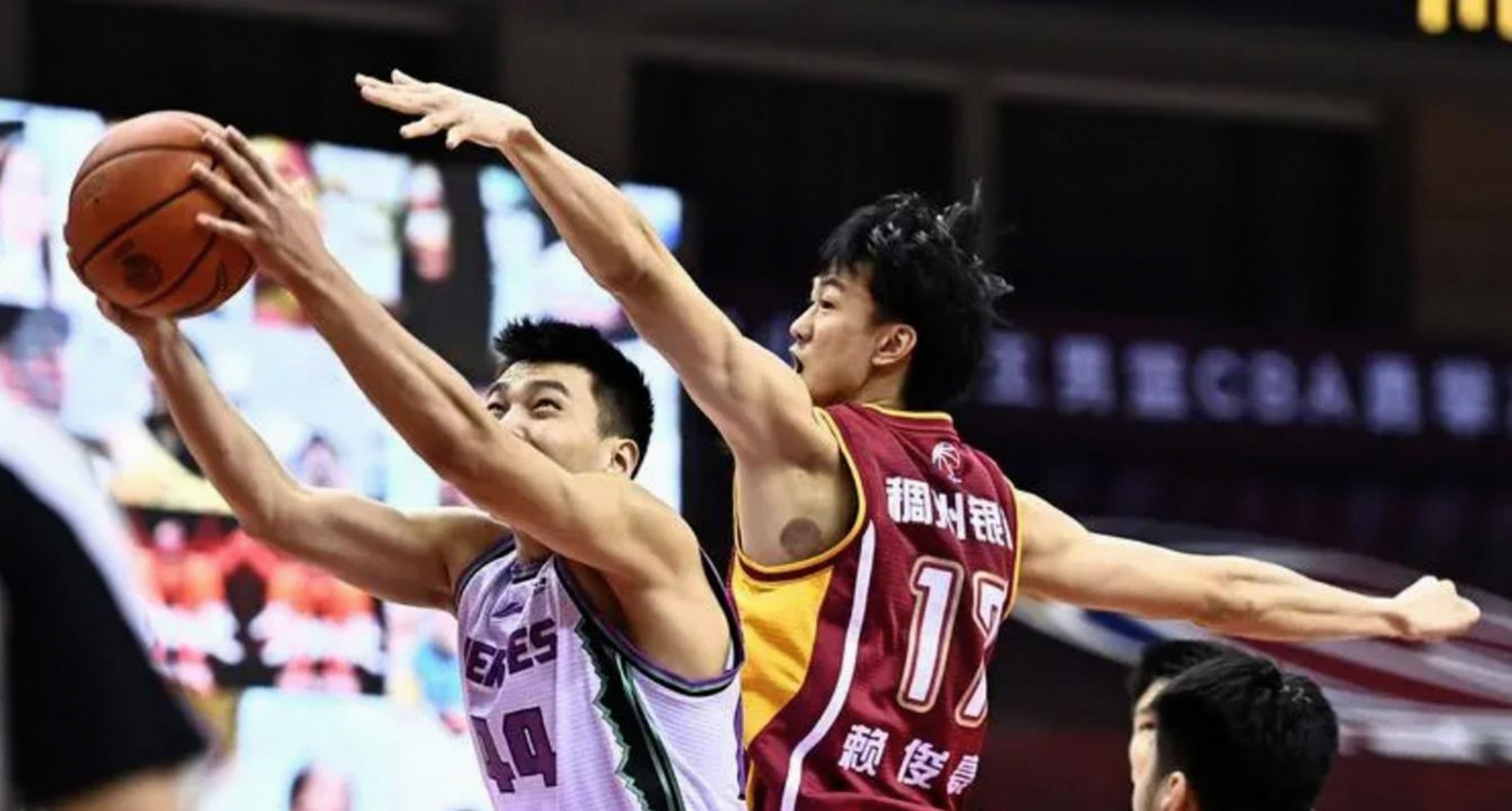 九游娱乐官网-风云突变山东男篮今晚外线爆发克里夫兰骑士清晨回应争议之后，今晚斯图加特绝杀压哨